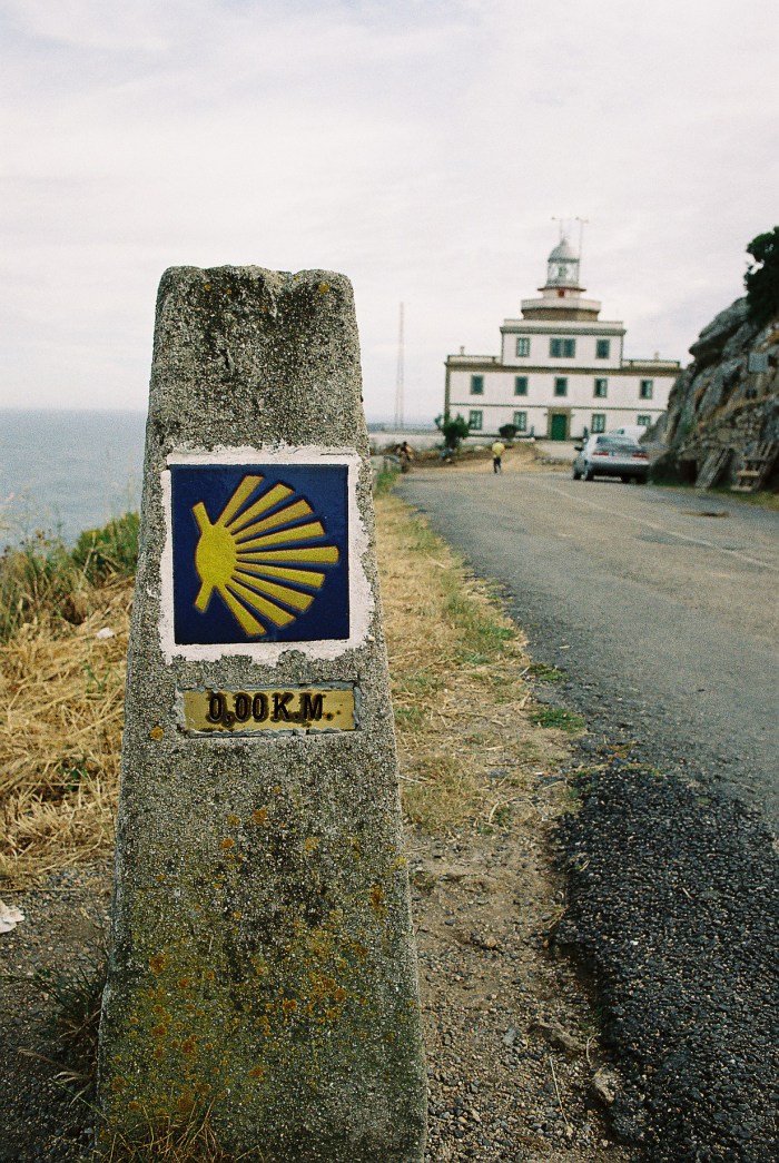 Wegzeichen des Jakobsweges mit der Angabe null Kilometer bis zum Ziel in Finisterra