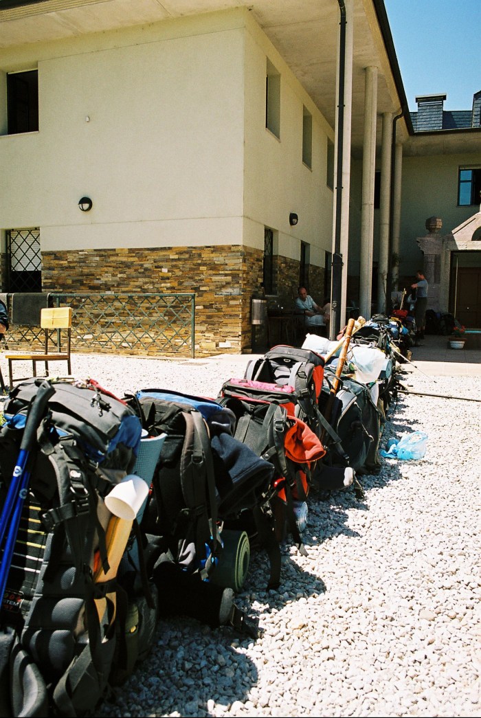 Eine Reihe von Rucksäcken vor der Pilgerherberge in Ponferrada auf dem spanischen Jakobsweg
