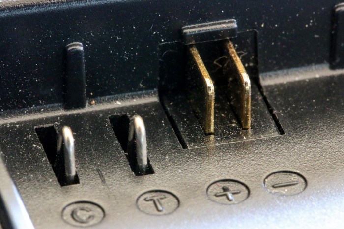 Pole eines Ladegerätes für Kamera-Akkus