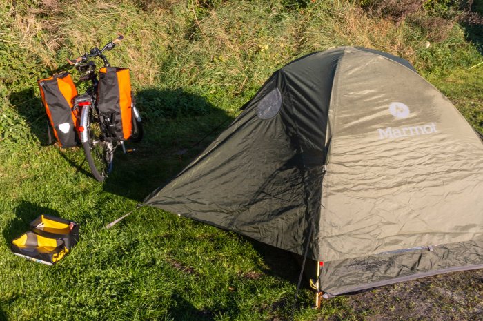 Zelt und Fahrrad